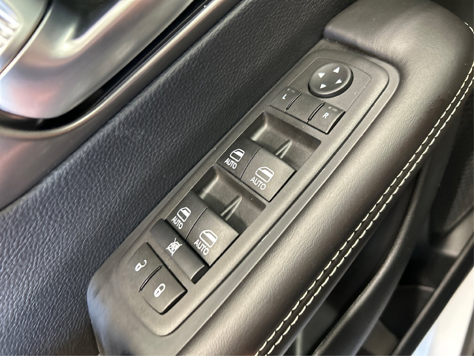 Used 2026 Chrysler Pacifica Select w/ S Appearance Package FWD image 28