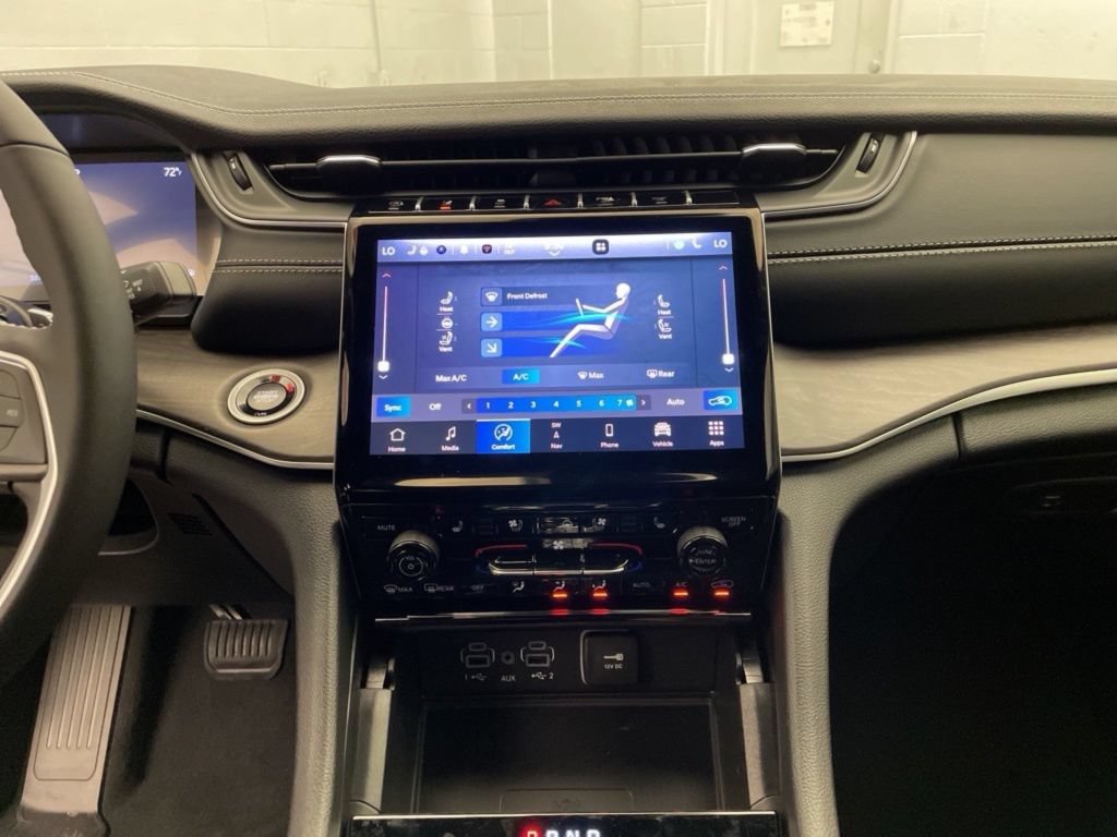 New 2025 Jeep Grand Cherokee Limited w/ Luxury Tech Group II RWD image 10