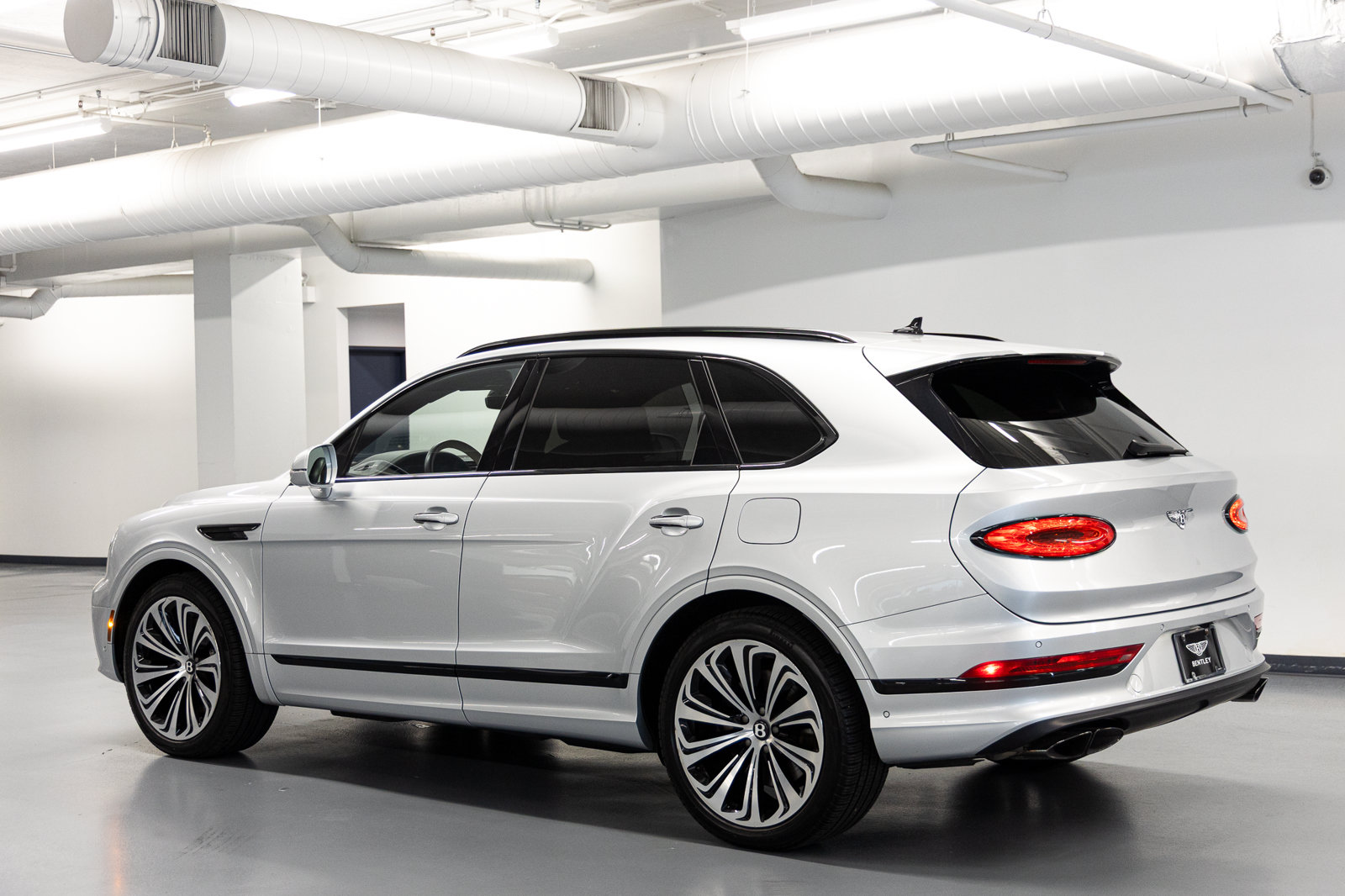 Certified 2023 Bentley Bentayga Plug-In Hybrid AWD/4WD image 4
