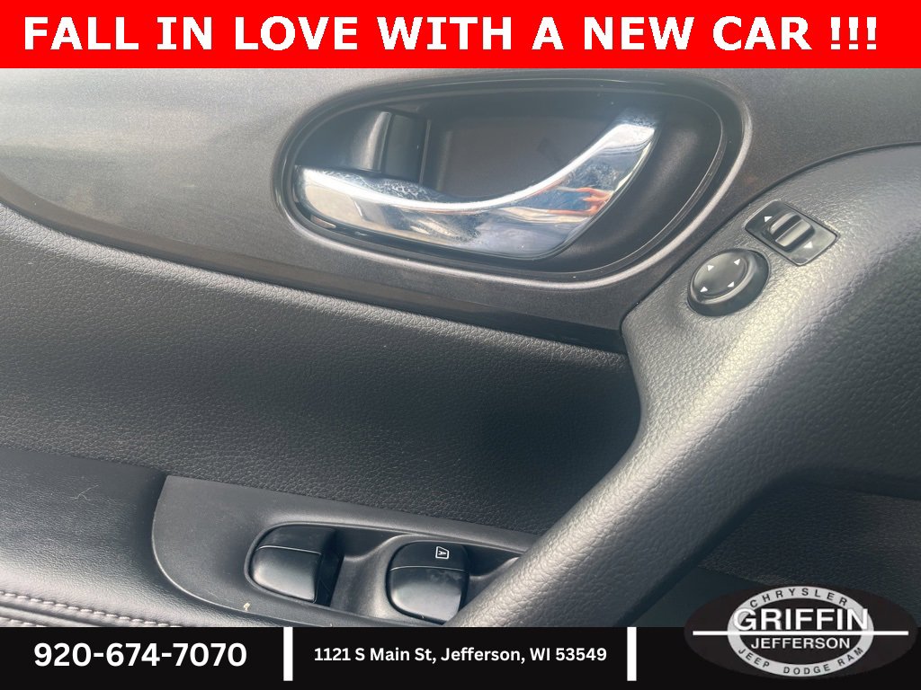 Used 2018 Nissan Rogue SV image 15