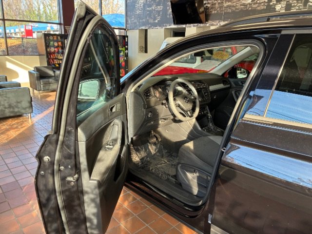 Used 2020 Volkswagen Tiguan S image 18