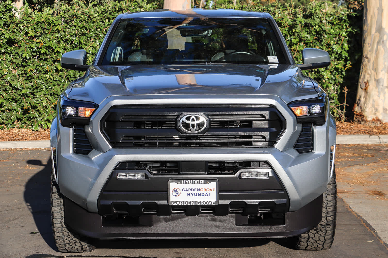 Used 2025 Toyota Tacoma SR5 AWD/4WD image 2