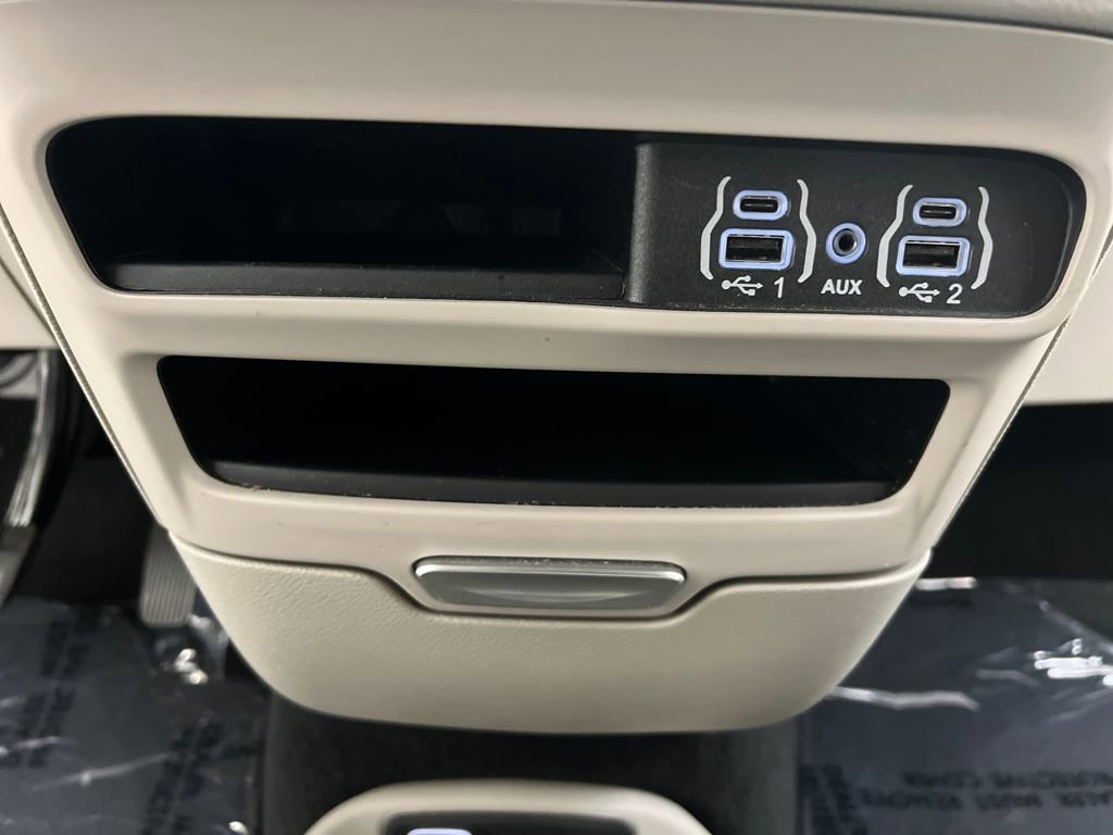 Used 2024 Chrysler Pacifica Touring-L image 51