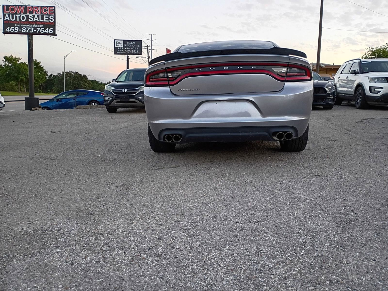Used 2017 Dodge Charger SE RWD image 4
