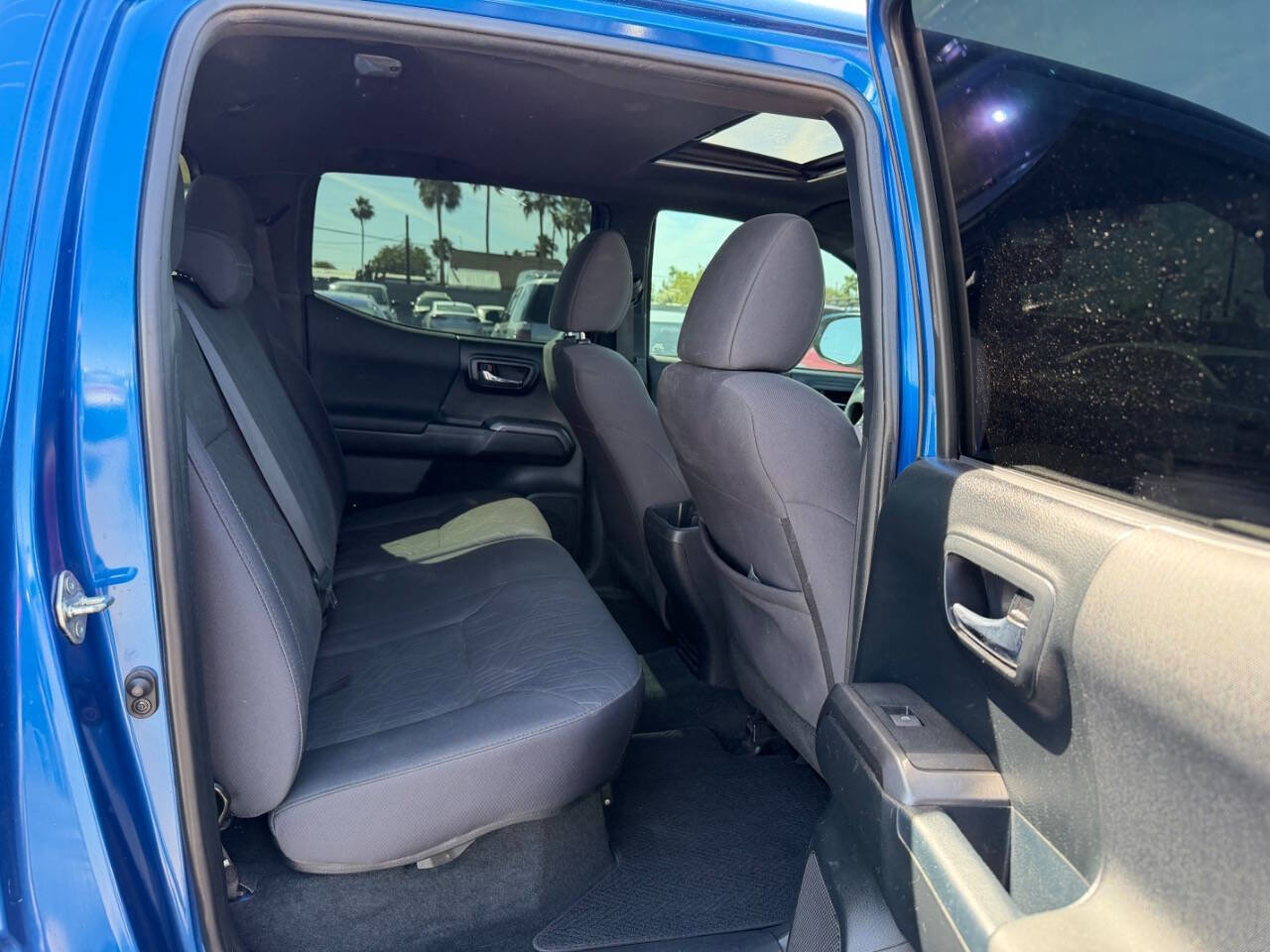 Used 2017 Toyota Tacoma TRD Off-Road w/ Premium & Technology Package AWD/4WD image 24