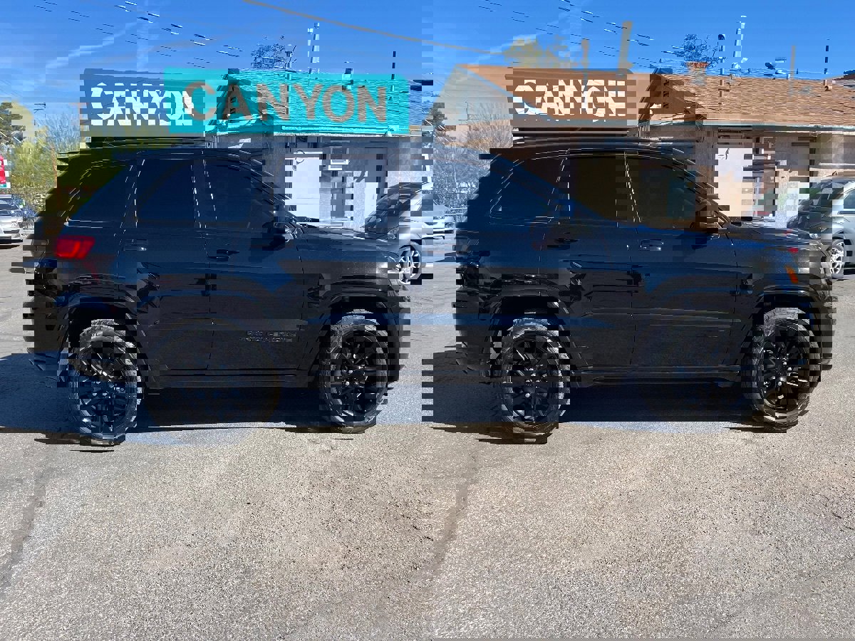 Used 2018 Jeep Grand Cherokee Altitude image 3