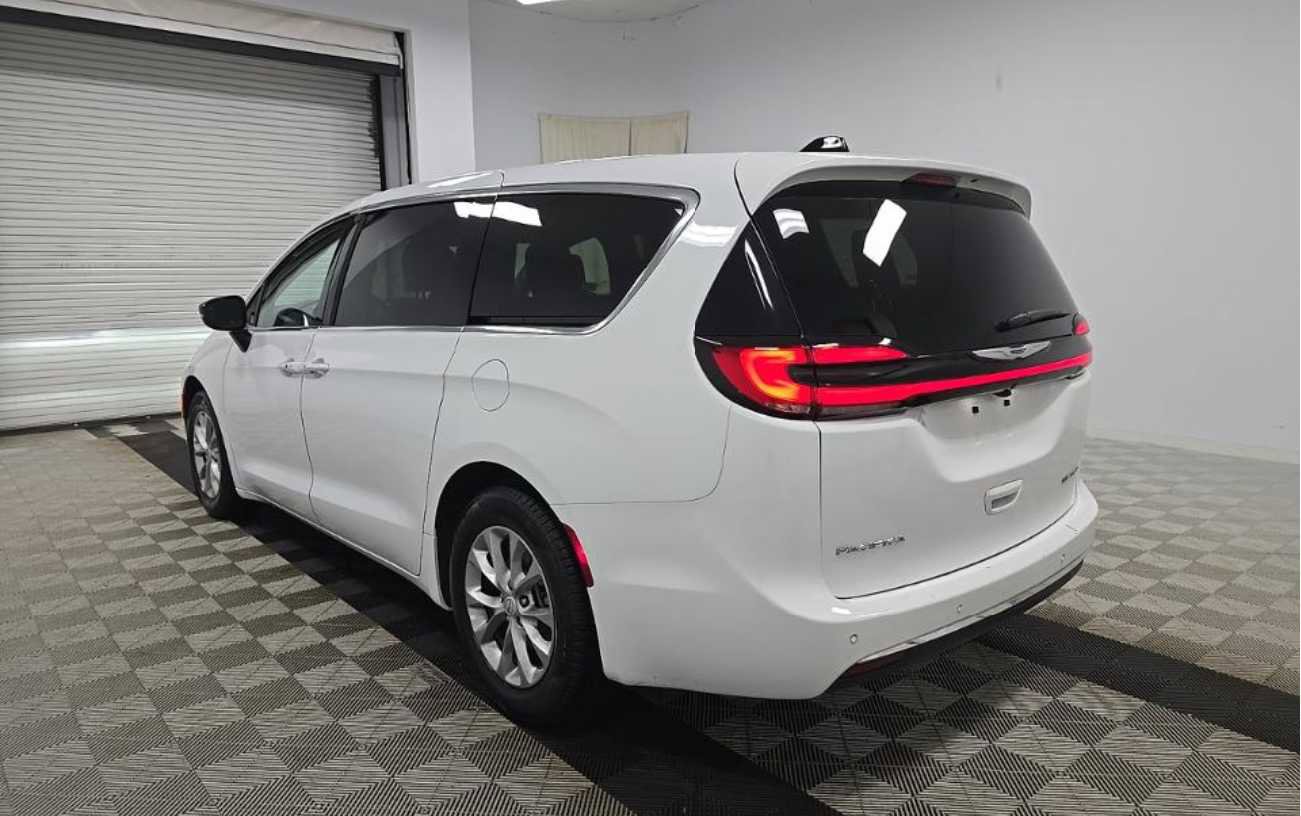 Used 2026 Chrysler Pacifica Limited FWD video 2