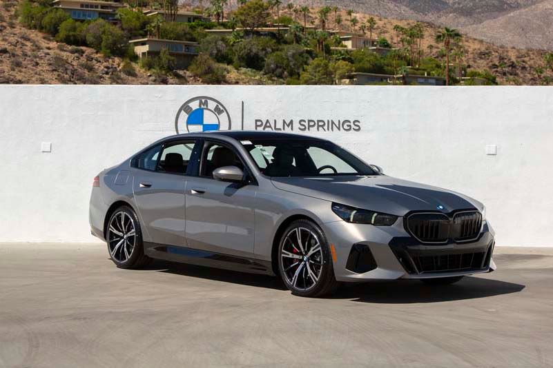 Used 2026 BMW 550e xDrive w/ Premium Package AWD/4WD image 2