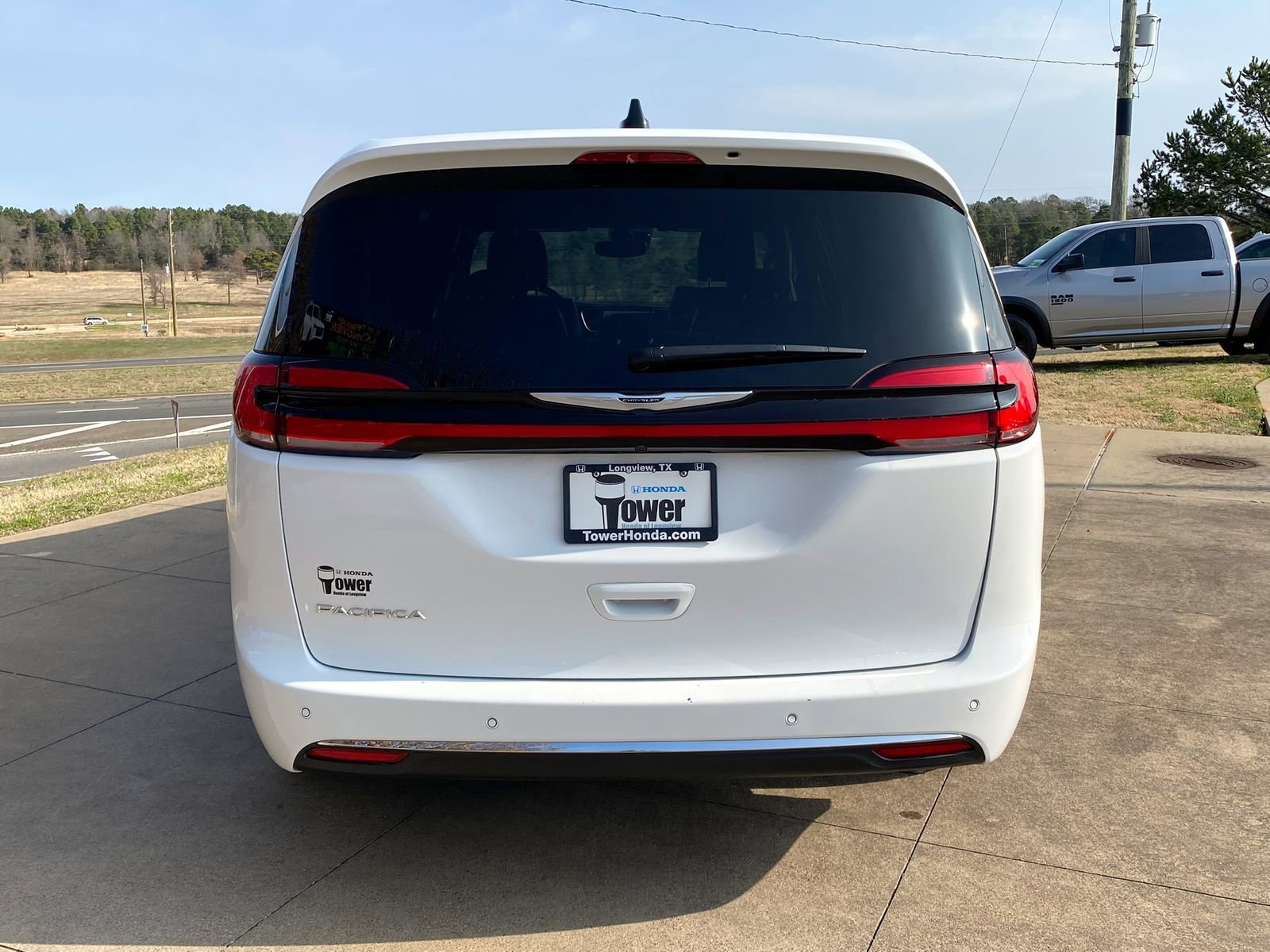 Used 2025 Chrysler Pacifica Select image 5