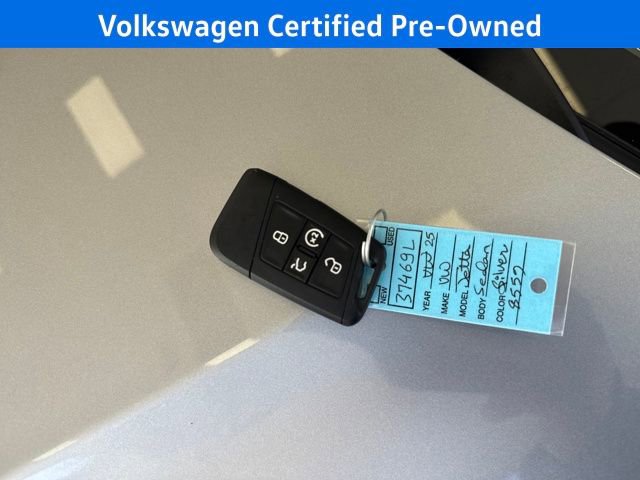 Certified 2025 Volkswagen Jetta SE w/ Sunroof Package image 33