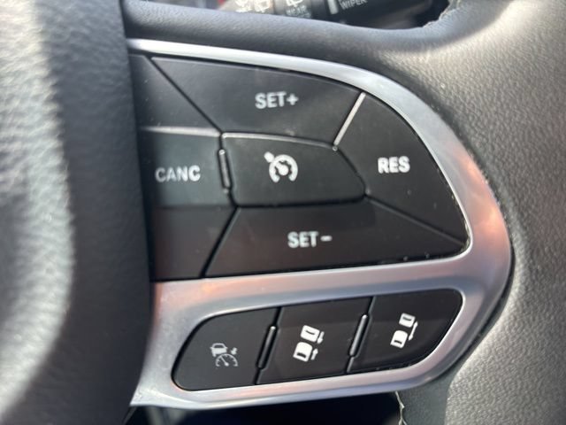 Used 2023 Chrysler Pacifica Touring-L FWD image 23