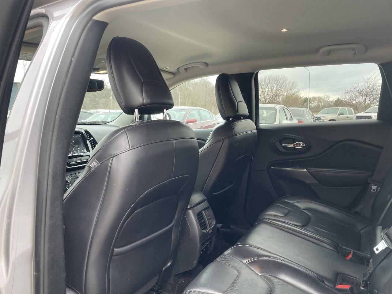 Used 2019 Jeep Cherokee Limited image 18