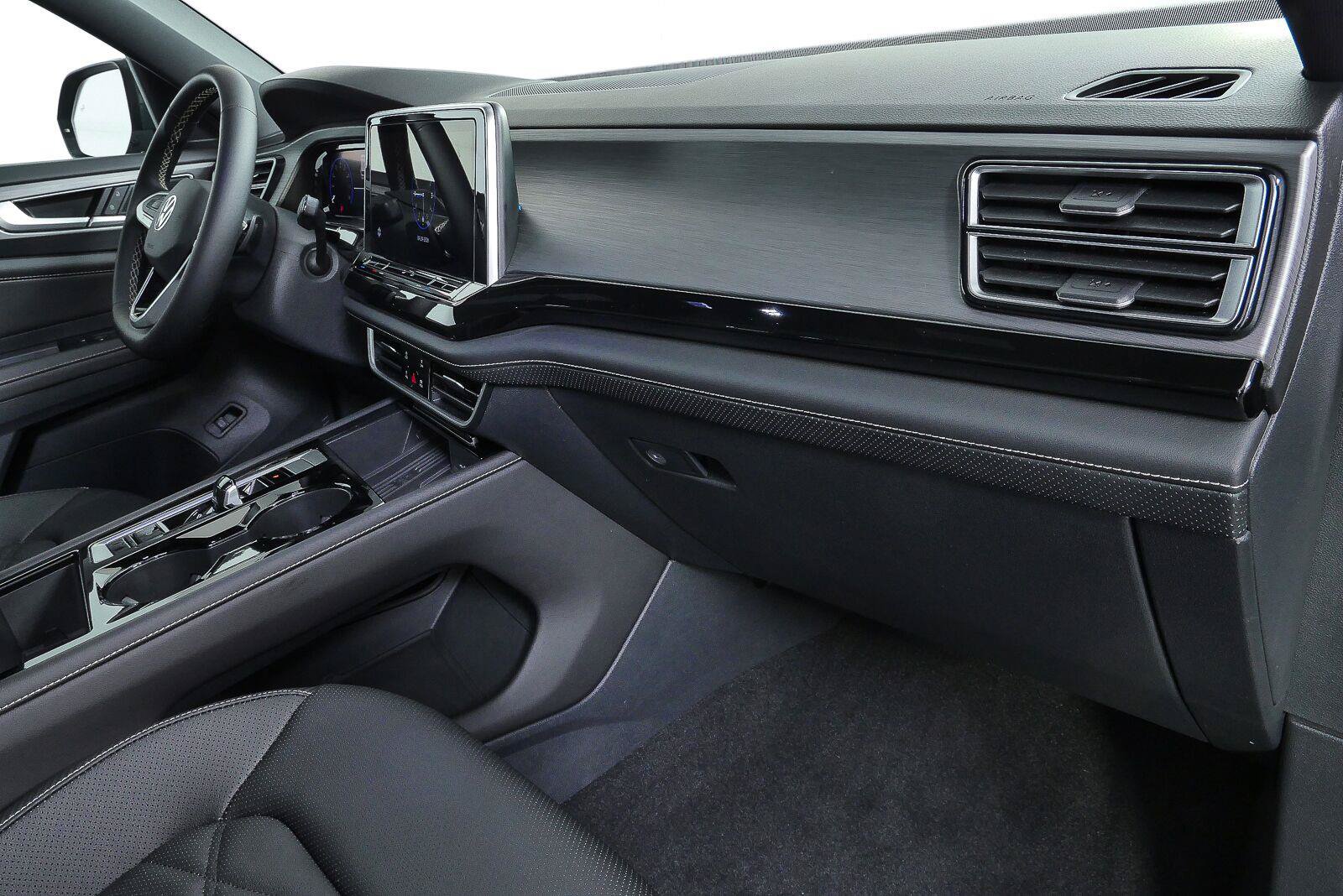 Certified 2025 Volkswagen Atlas Cross Sport SE w/ Panoramic Sunroof Package AWD/4WD image 21
