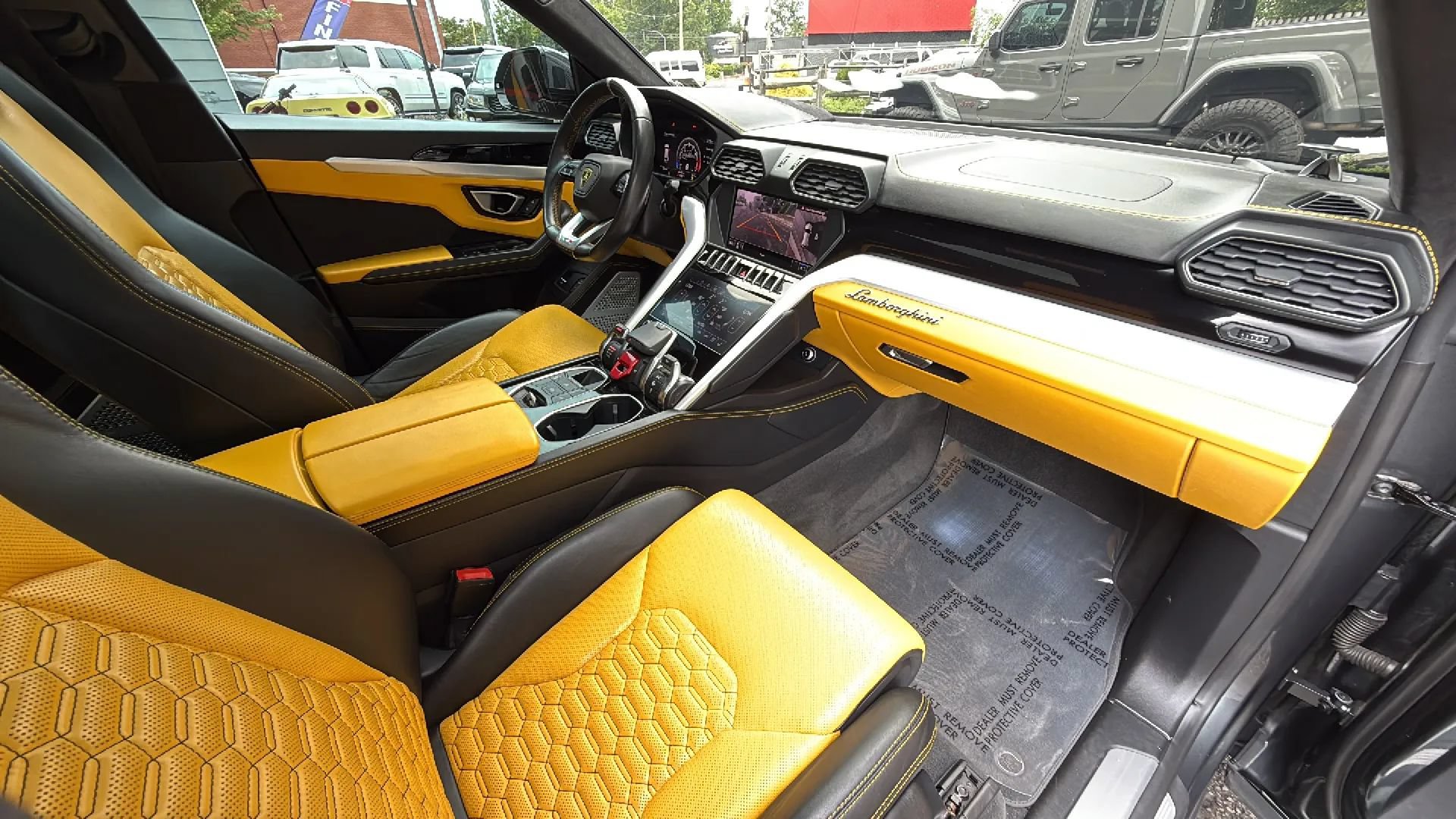Used 2019 Lamborghini Urus AWD/4WD image 29