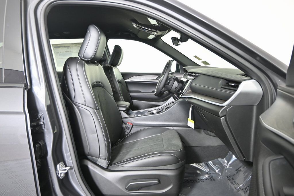 New 2026 Jeep Grand Cherokee Laredo image 13