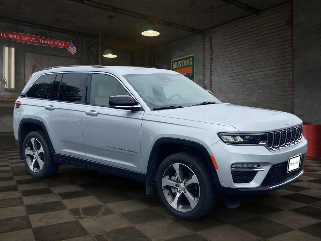 Used 2023 Jeep Grand Cherokee Limited w/ Luxury Tech Group II AWD/4WD image 2