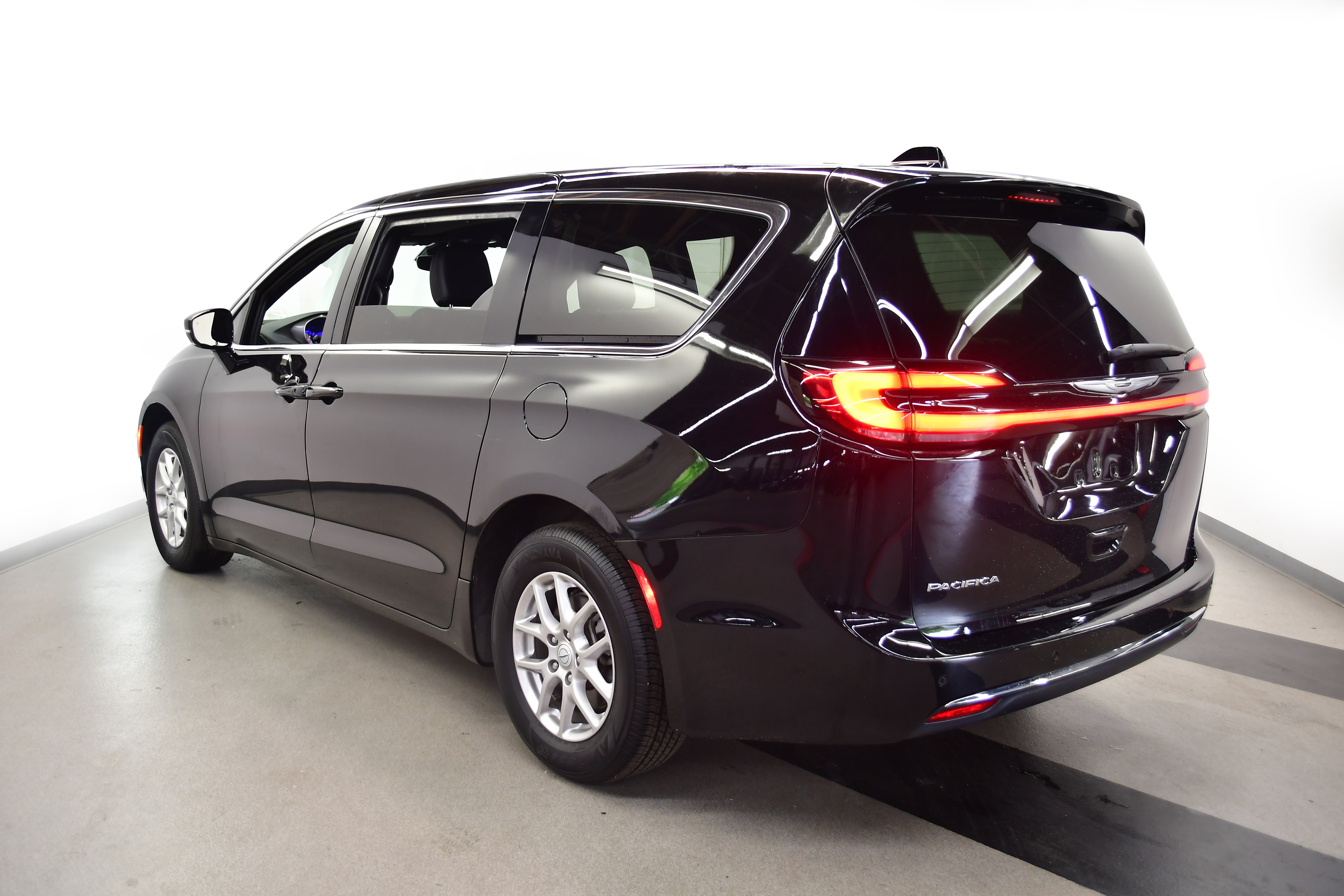 Used 2025 Chrysler Pacifica Select FWD image 5