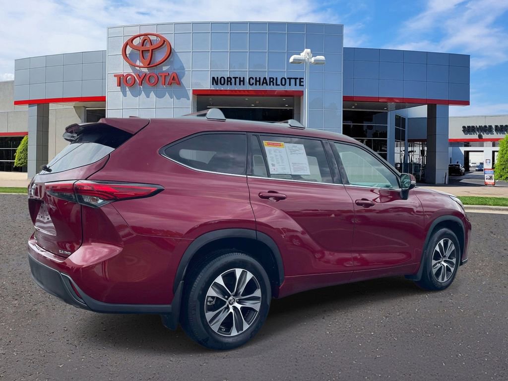 Used 2021 Toyota Highlander XLE AWD/4WD image 6