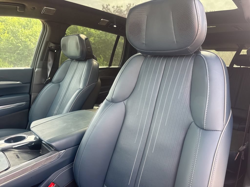 Used 2025 Cadillac Escalade IQ Luxury 2 w/ LPO, Premium Carpet Package AWD/4WD image 9