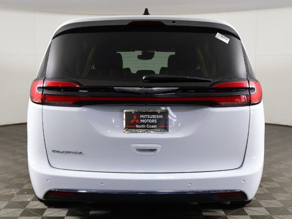 Used 2024 Chrysler Pacifica Touring-L FWD image 13