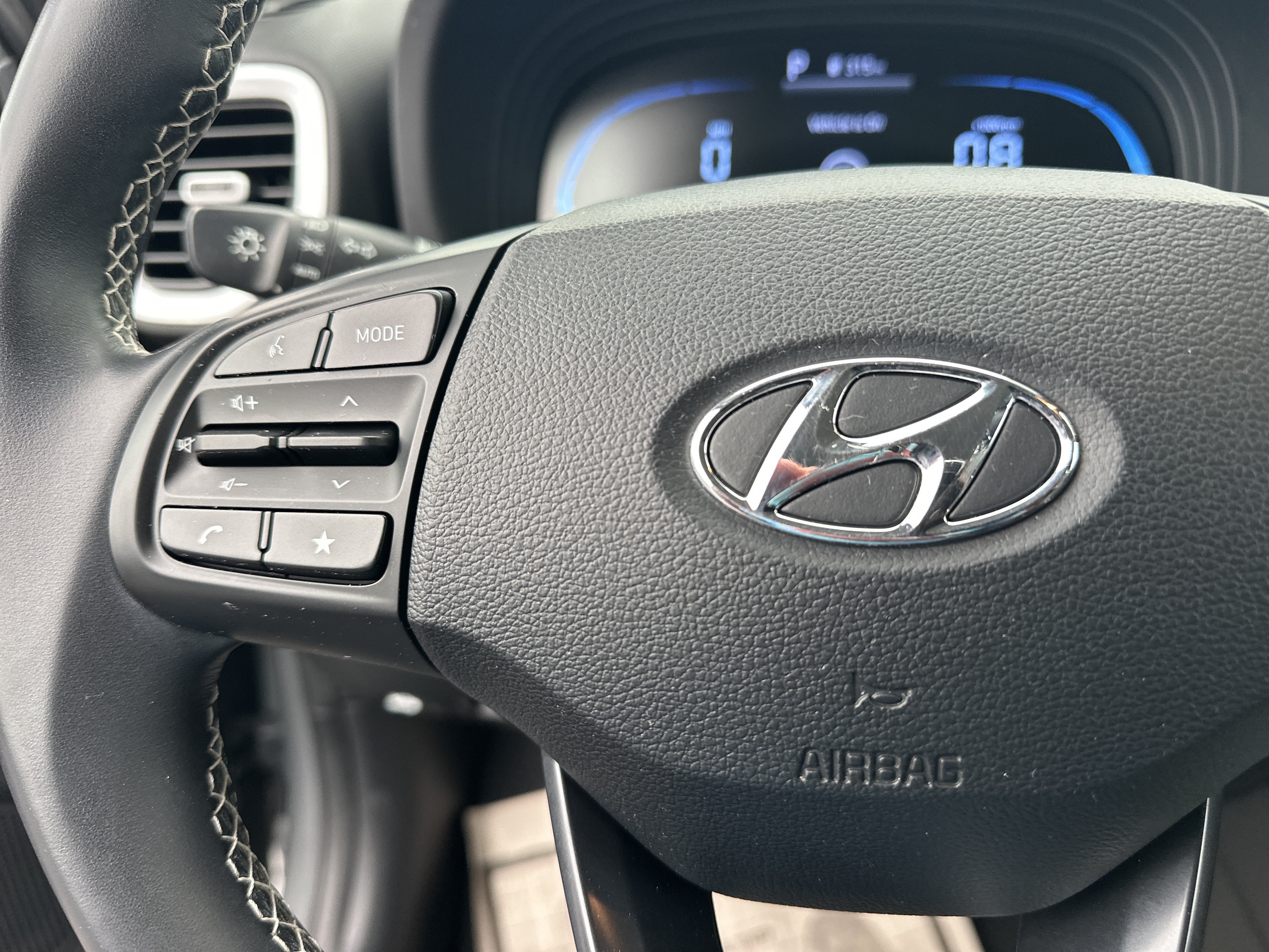 Used 2023 Hyundai Venue Limited FWD image 25
