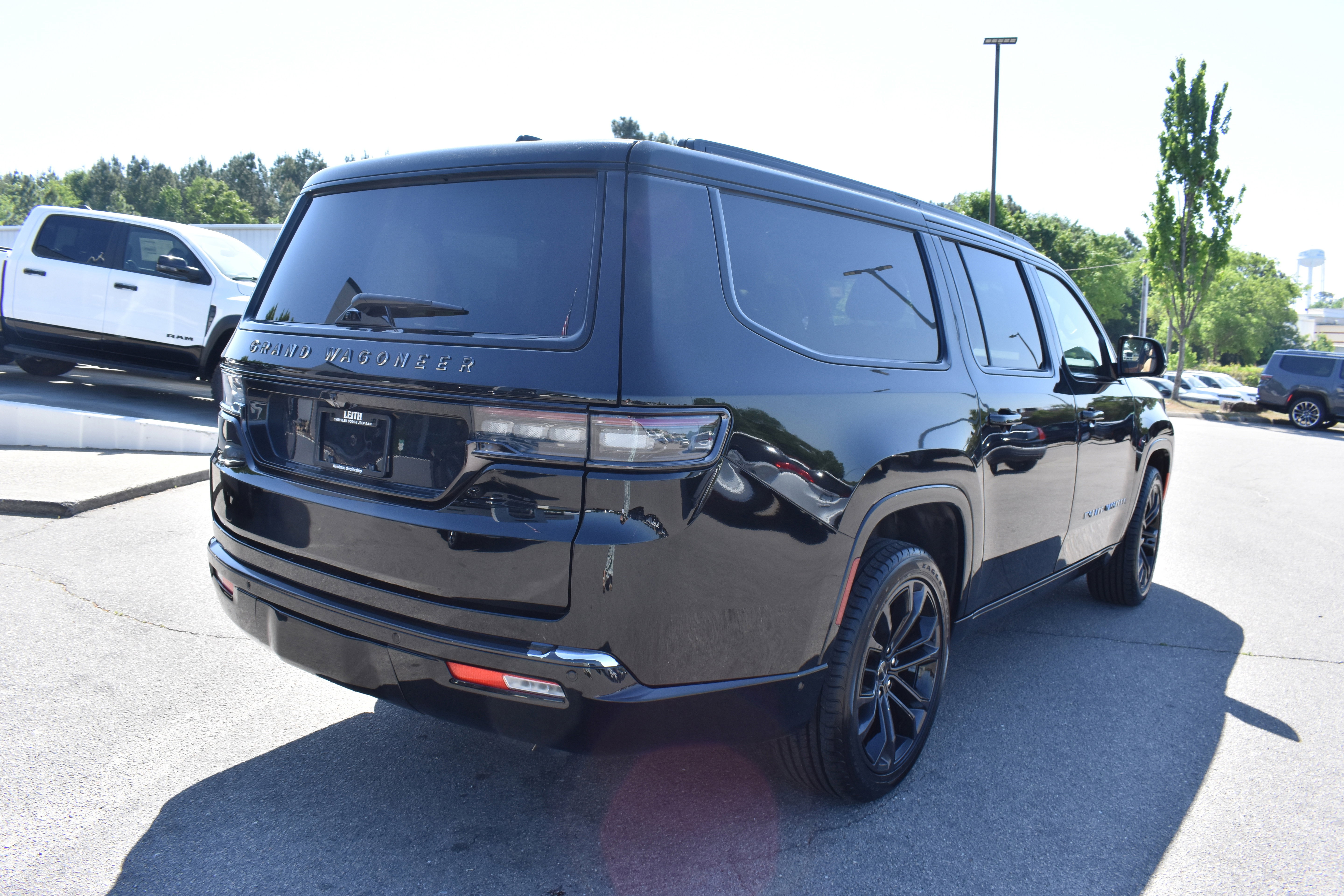 Used 2024 Jeep Grand Wagoneer L Series III w/ Rear Seat Video Group 1 AWD/4WD image 9