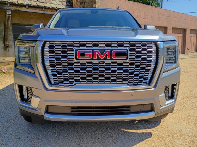 Used 2022 GMC Yukon Denali w/ Advanced Technology Package AWD/4WD image 3