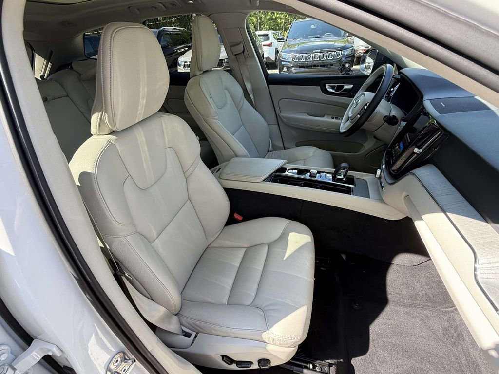 Used 2024 Volvo XC60 B5 Plus AWD/4WD image 9