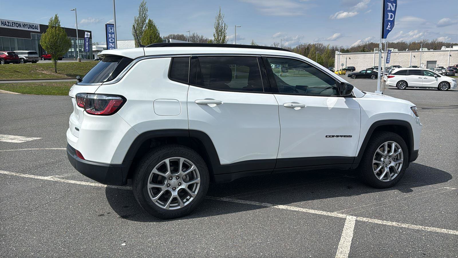 Used 2024 Jeep Compass Latitude AWD/4WD image 5