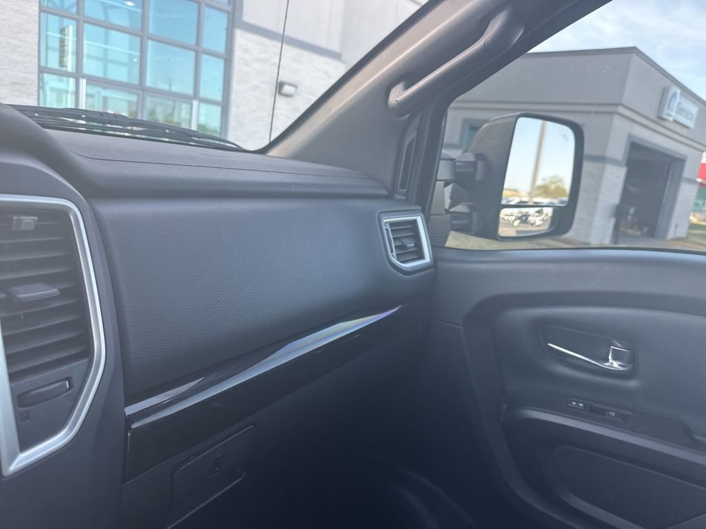 Used 2018 Nissan Titan SV w/ SV Convenience Package image 17
