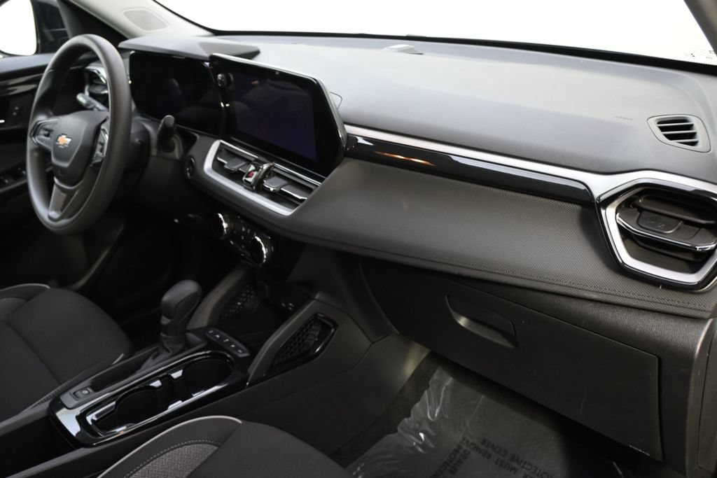Used 2025 Chevrolet TrailBlazer LT AWD/4WD image 15