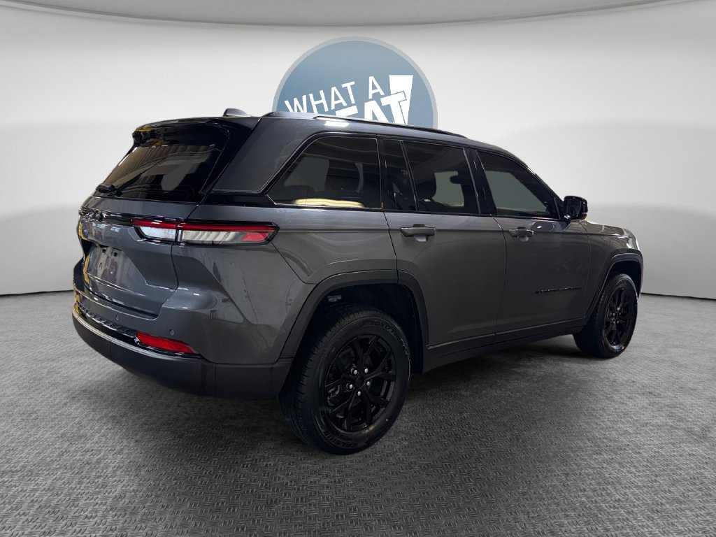 Used 2024 Jeep Grand Cherokee Laredo AWD/4WD image 3