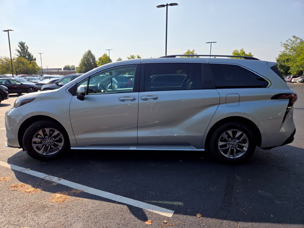 Used 2023 Toyota Sienna XLE FWD image 19