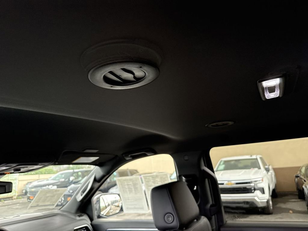 Used 2025 Chevrolet Suburban Z71 image 19