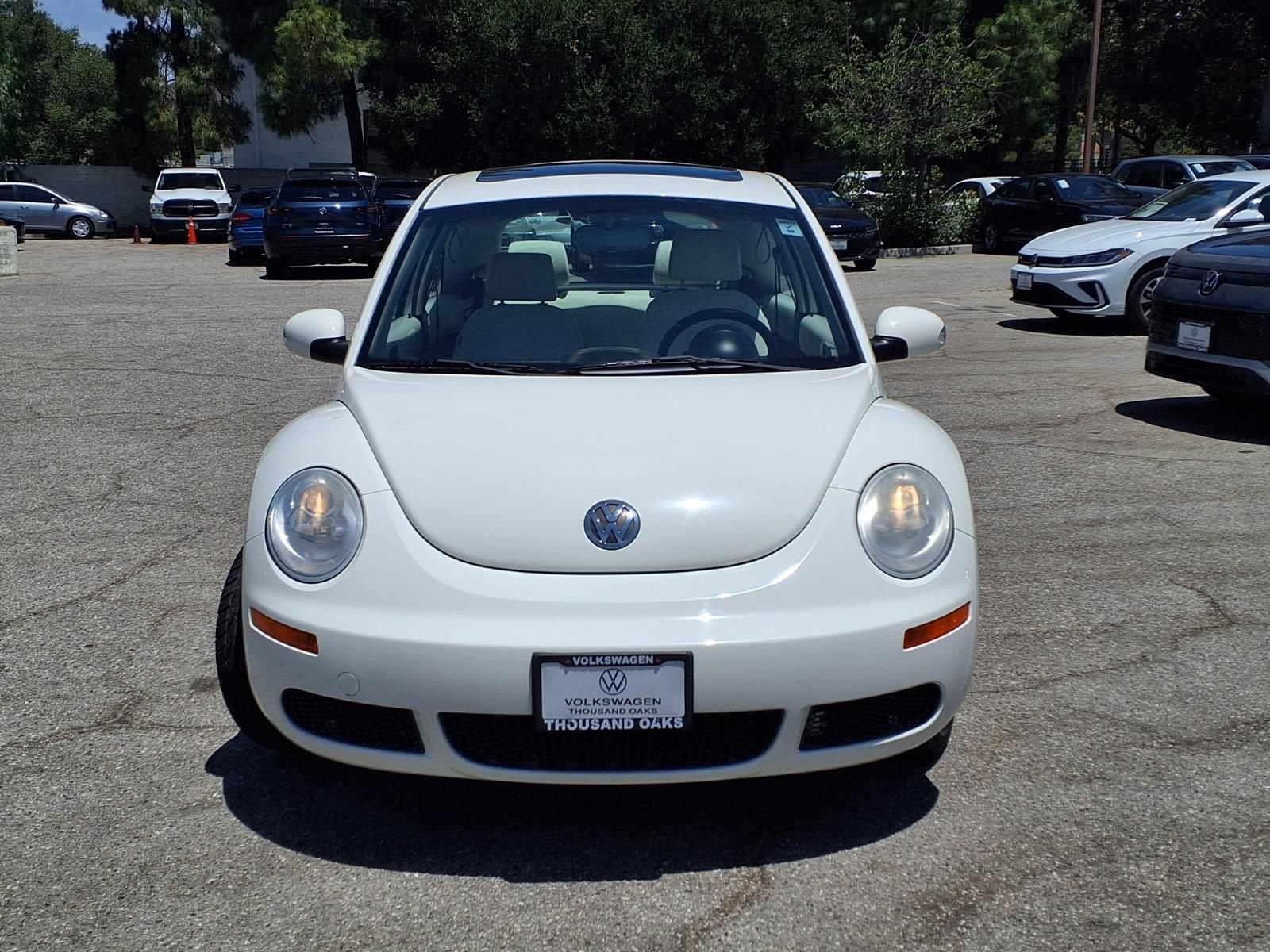 Used 2008 Volkswagen Beetle SE FWD image 2