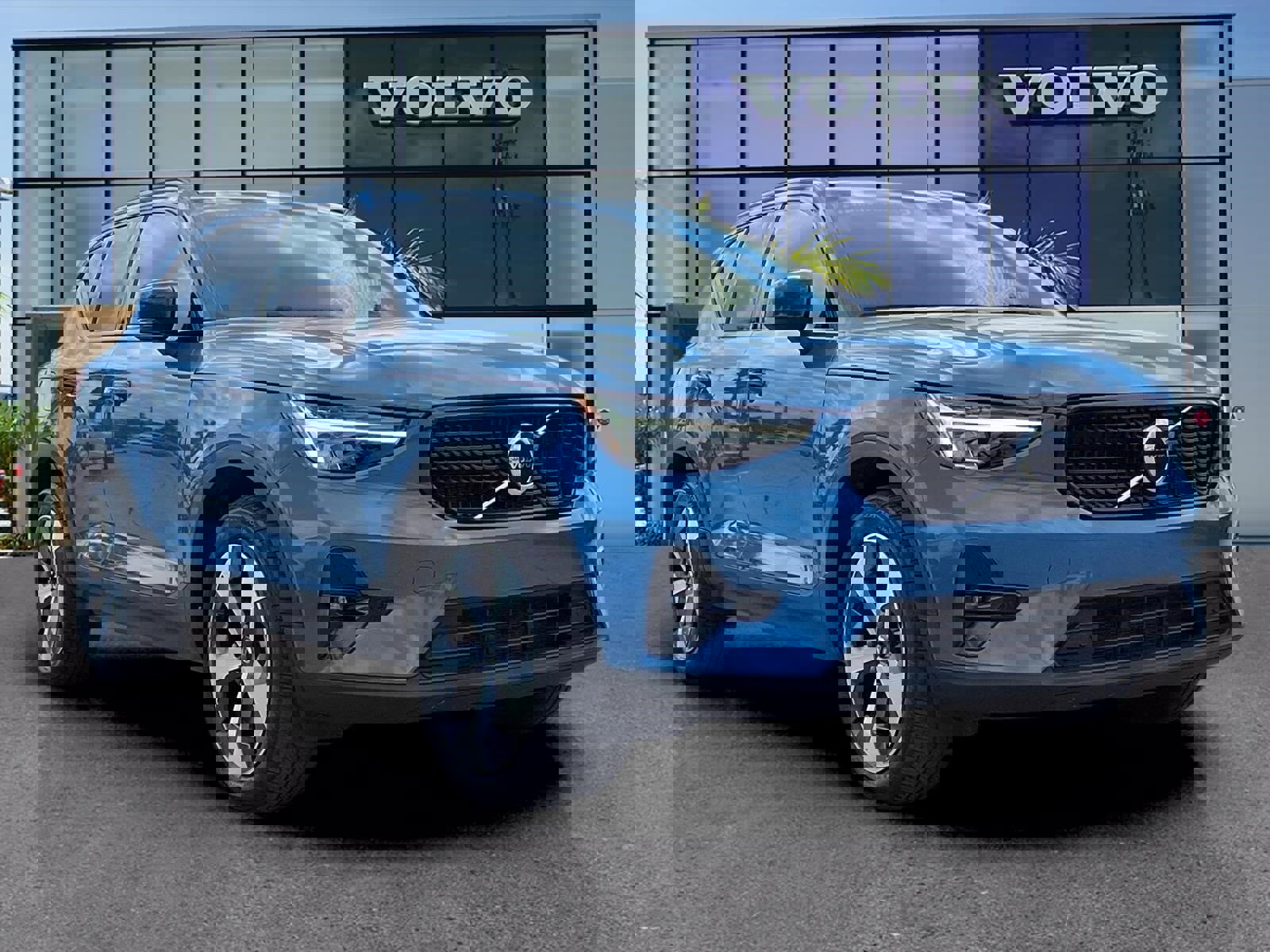 Used 2023 Volvo XC40 B5 Plus image 1