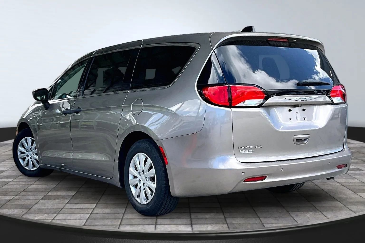 Used 2018 Chrysler Pacifica L image 4