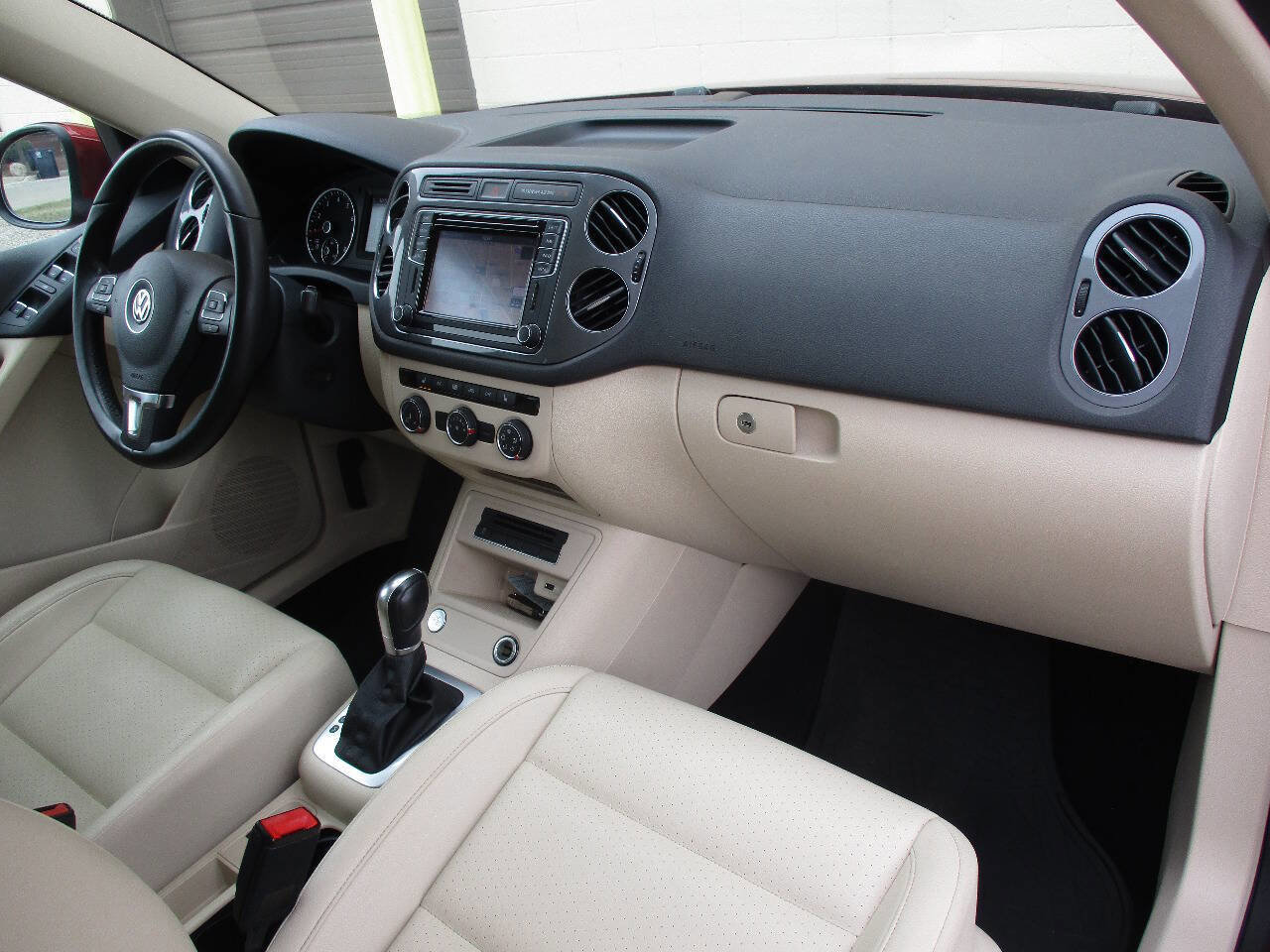 Used 2016 Volkswagen Tiguan SE image 88