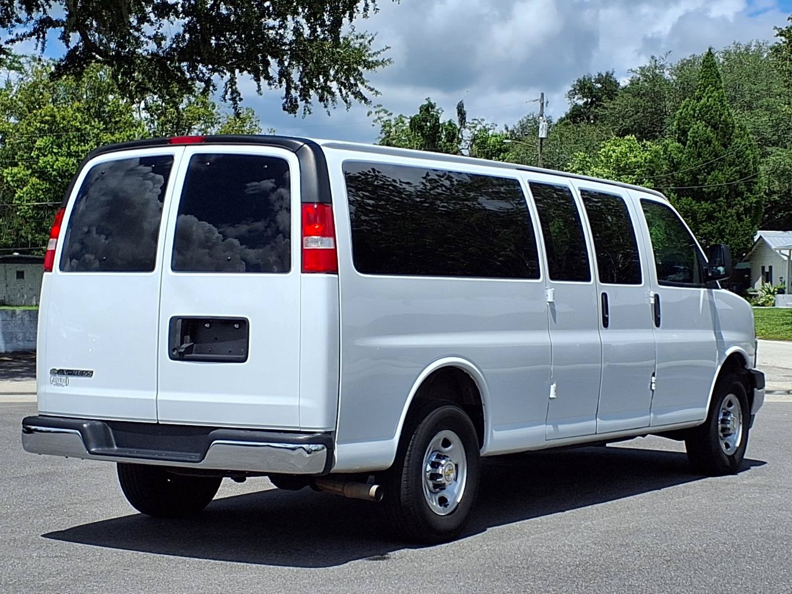 Used 2025 Chevrolet Express 3500 LT w/ LT Preferred Equipment Group RWD image 4