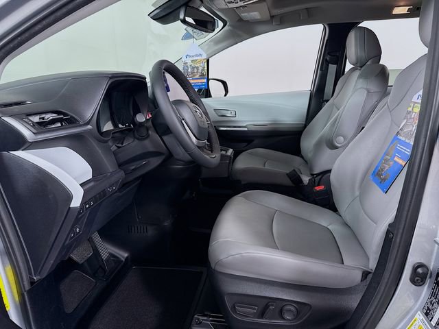 Used 2025 Toyota Sienna XLE w/ XLE Plus Package FWD image 6