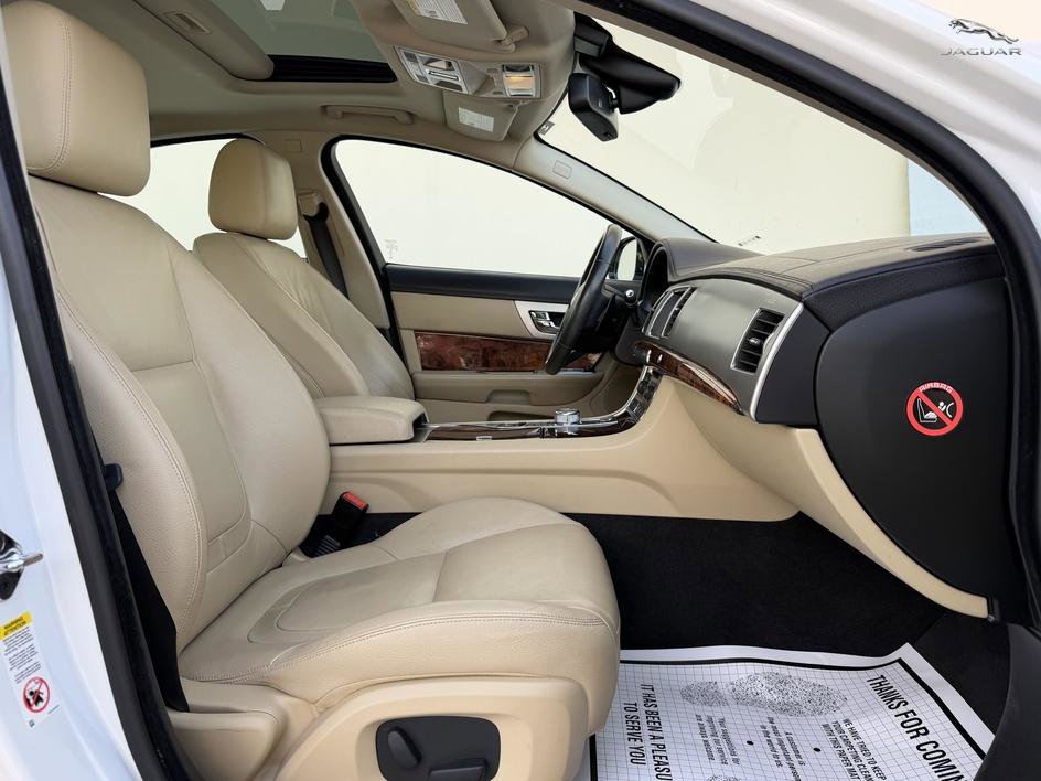 Used 2015 Jaguar XF Premium RWD image 11