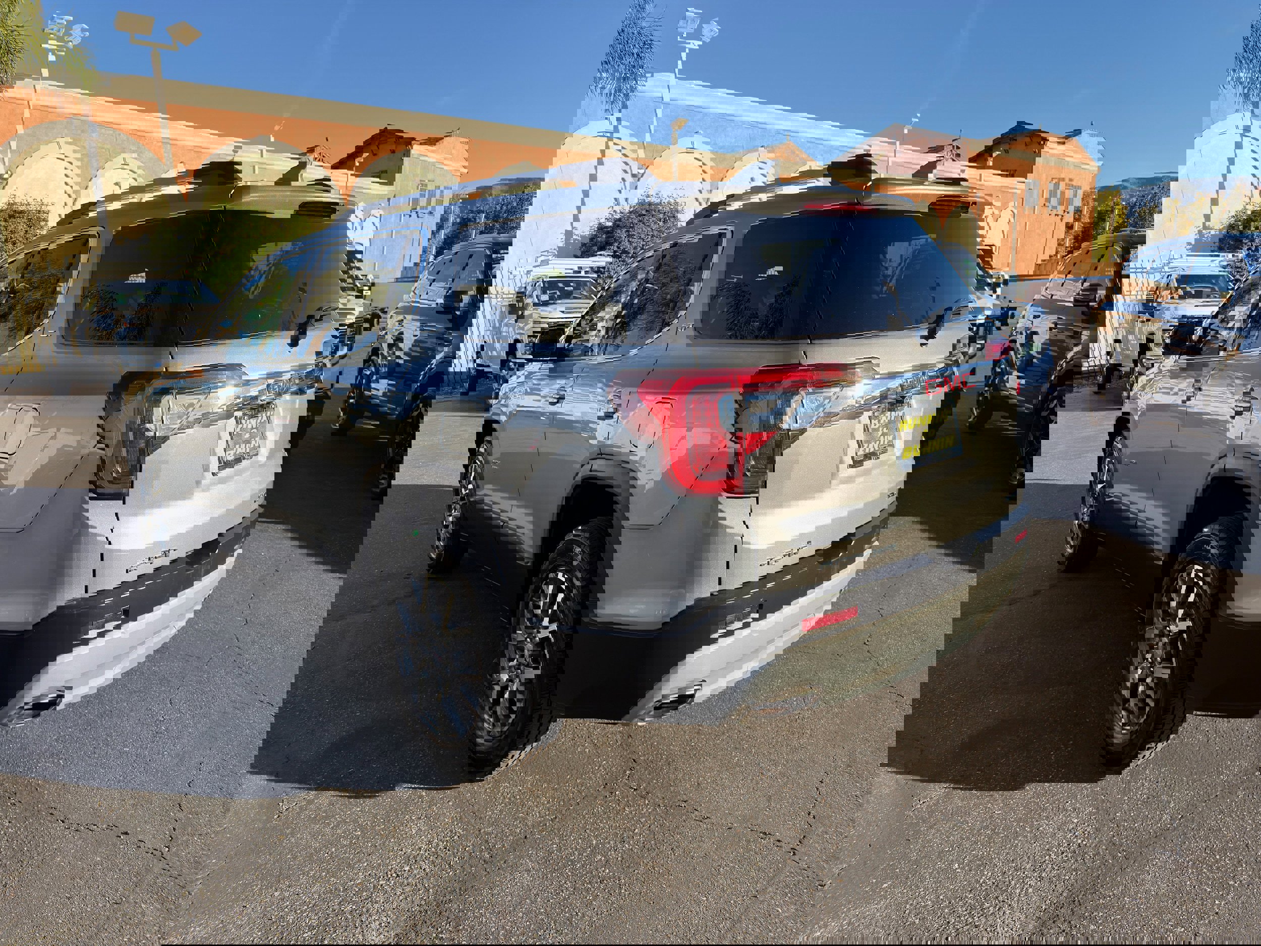 Used 2023 GMC Acadia SLT image 6