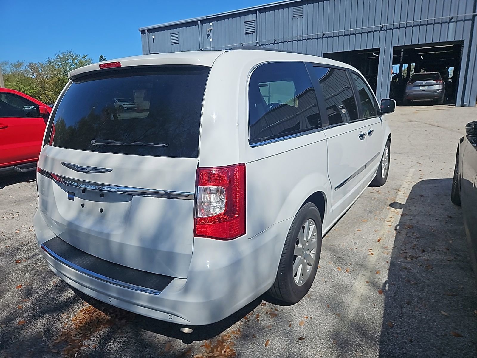 Used 2015 Chrysler Town & Country Touring w/ Driver Convenience Group image 5