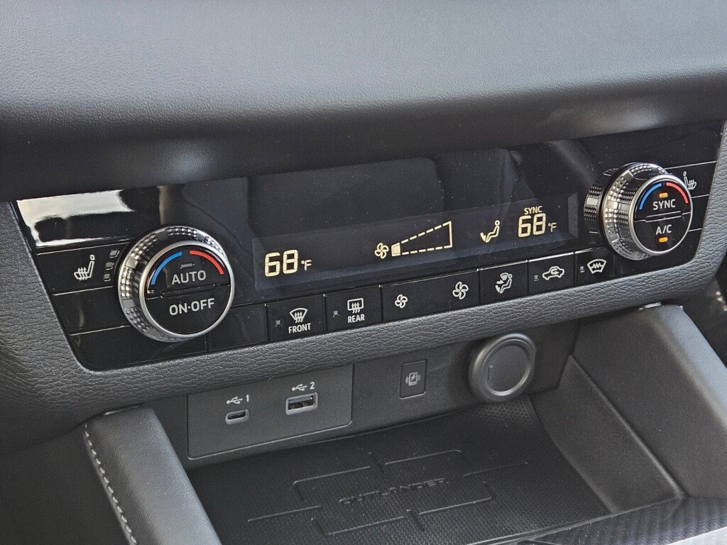 New 2025 Mitsubishi Outlander SE image 21