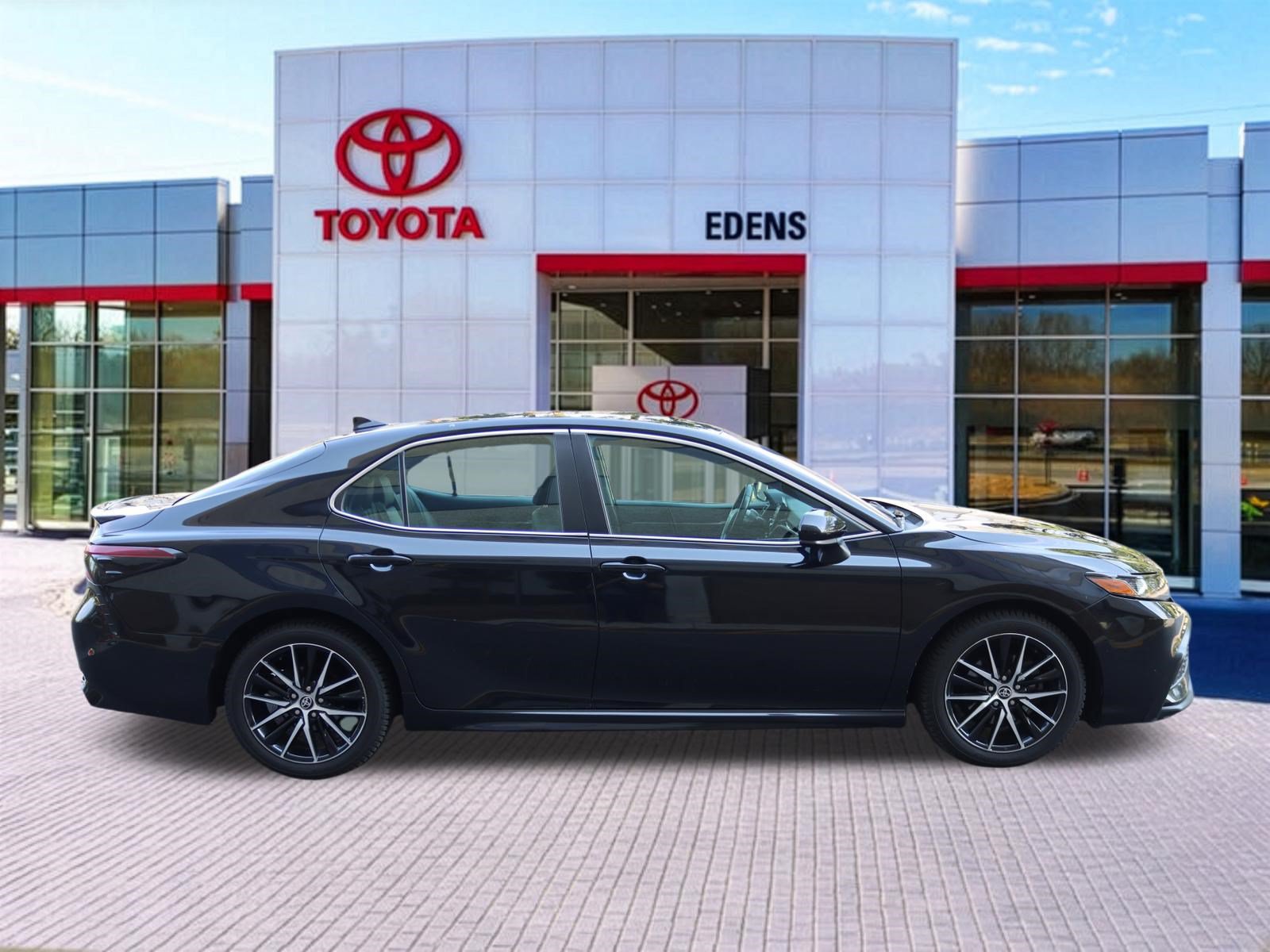 Used 2021 Toyota Camry SE FWD image 2
