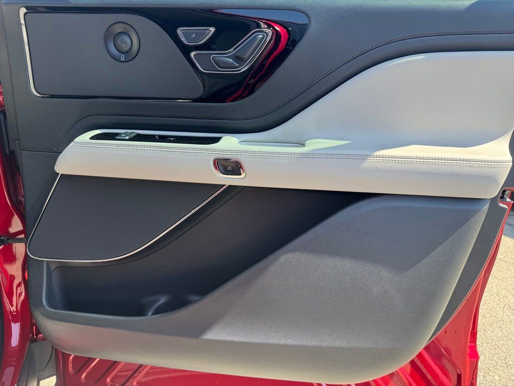 Used 2025 Lincoln Aviator Reserve w/ Jet Appearance Package AWD/4WD image 26