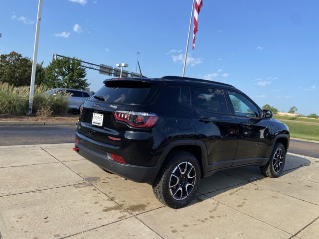 Used 2024 Jeep Compass Trailhawk AWD/4WD image 11