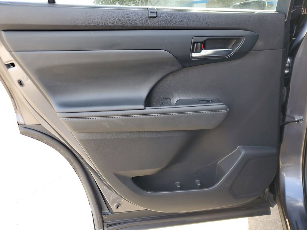 Used 2022 Toyota Highlander XLE image 17