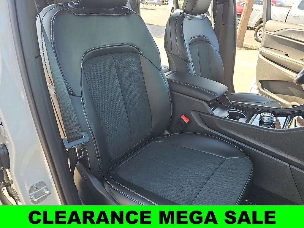 New 2025 Jeep Grand Cherokee Altitude image 10