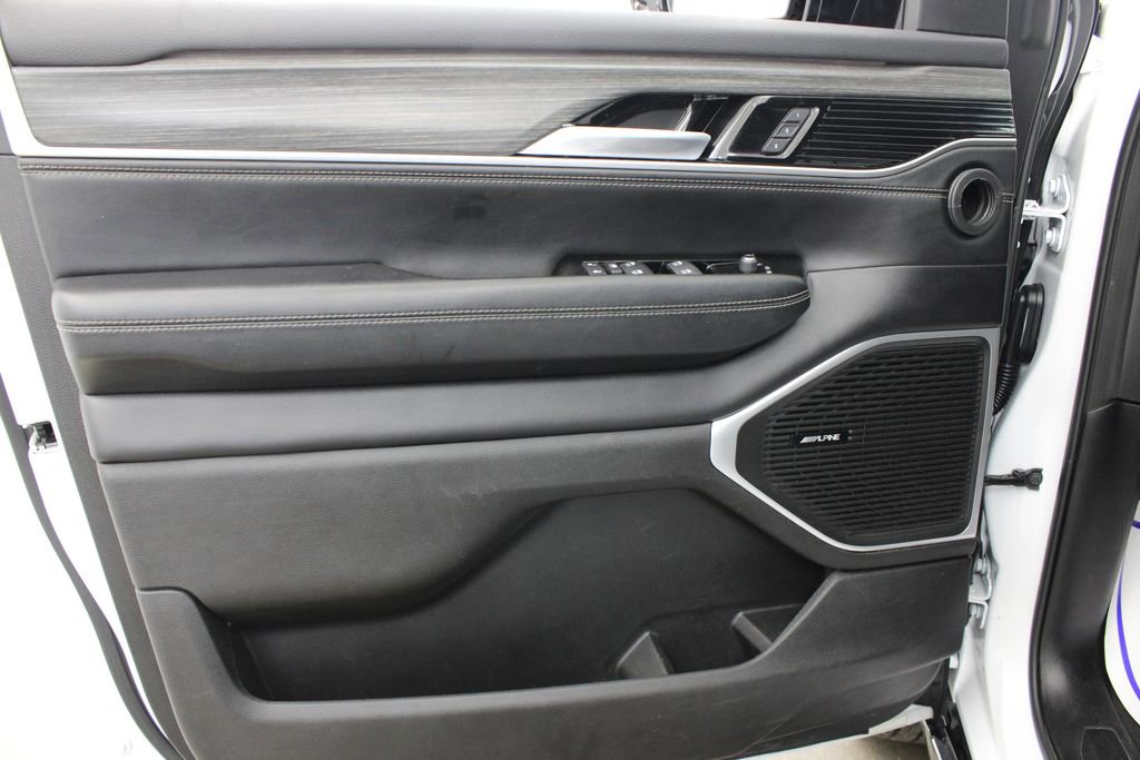 Used 2024 Jeep Wagoneer L Series II image 17